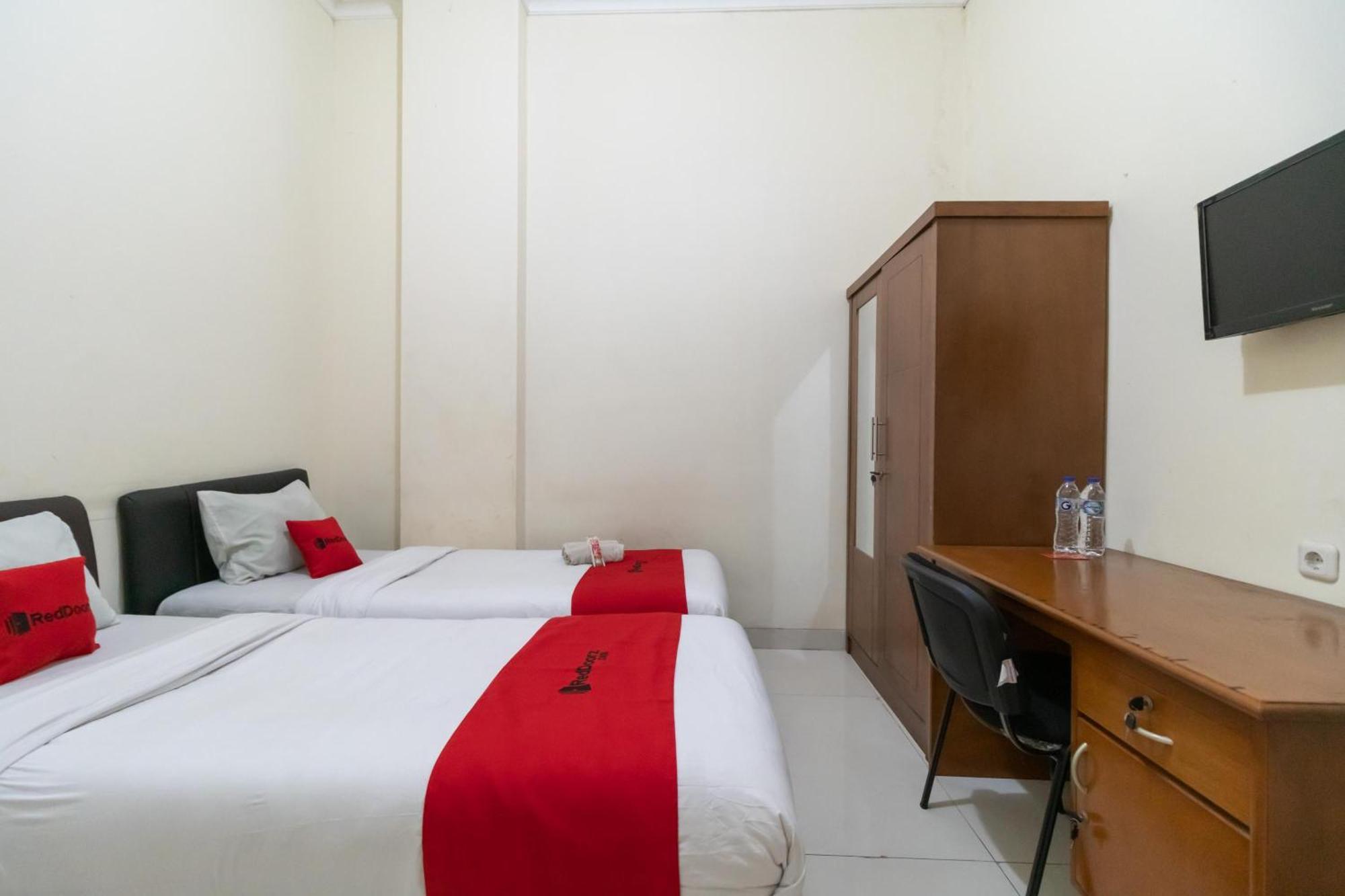 Hotel Reddoorz Near Universitas Esa Unggul Bekasi Harapan Indah Zewnętrze zdjęcie