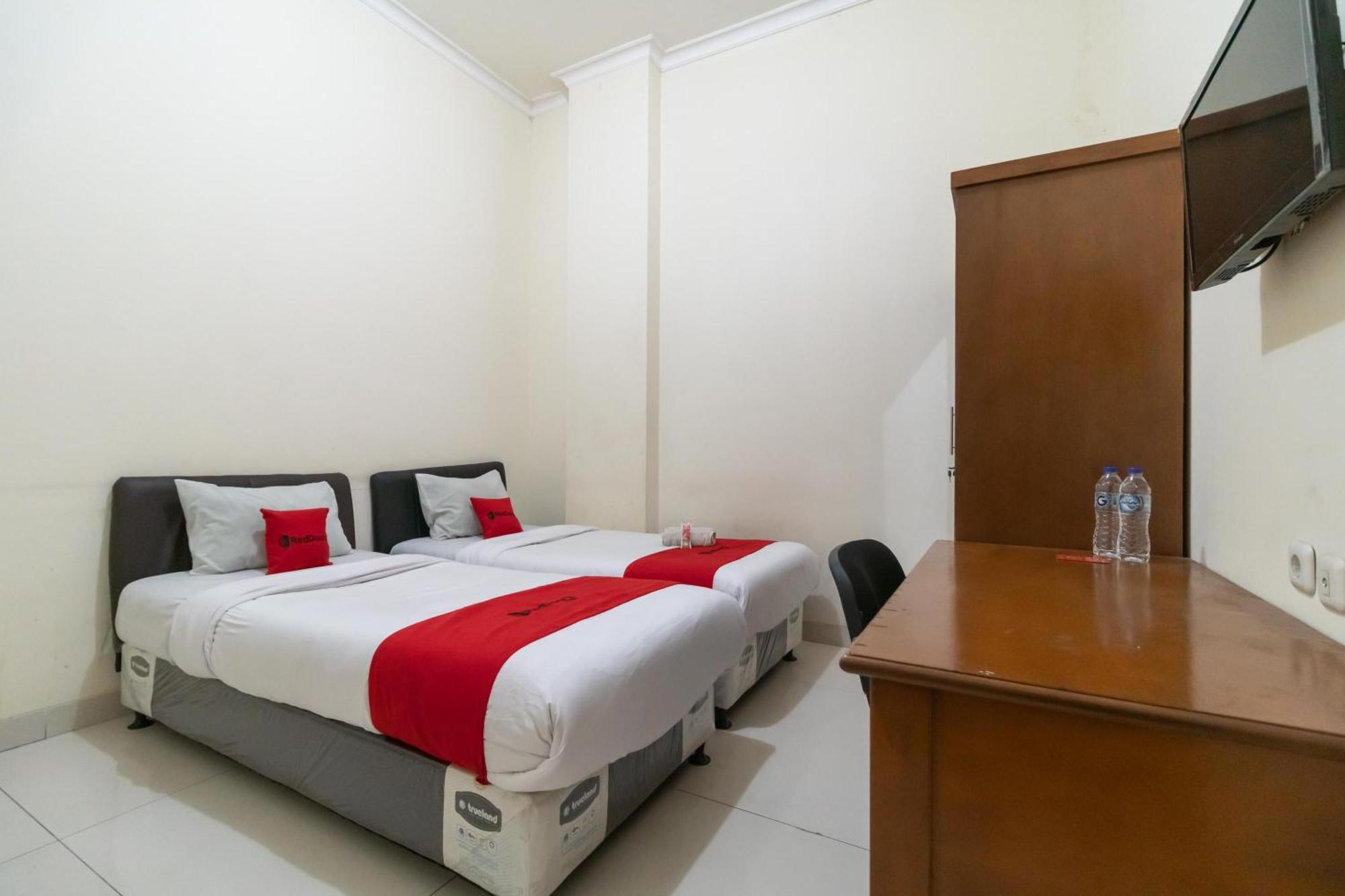 Hotel Reddoorz Near Universitas Esa Unggul Bekasi Harapan Indah Zewnętrze zdjęcie