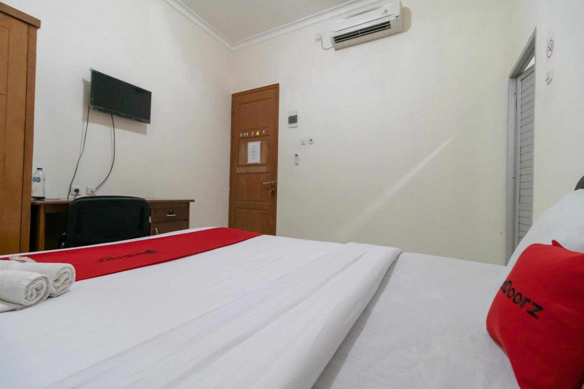 Hotel Reddoorz Near Universitas Esa Unggul Bekasi Harapan Indah Zewnętrze zdjęcie