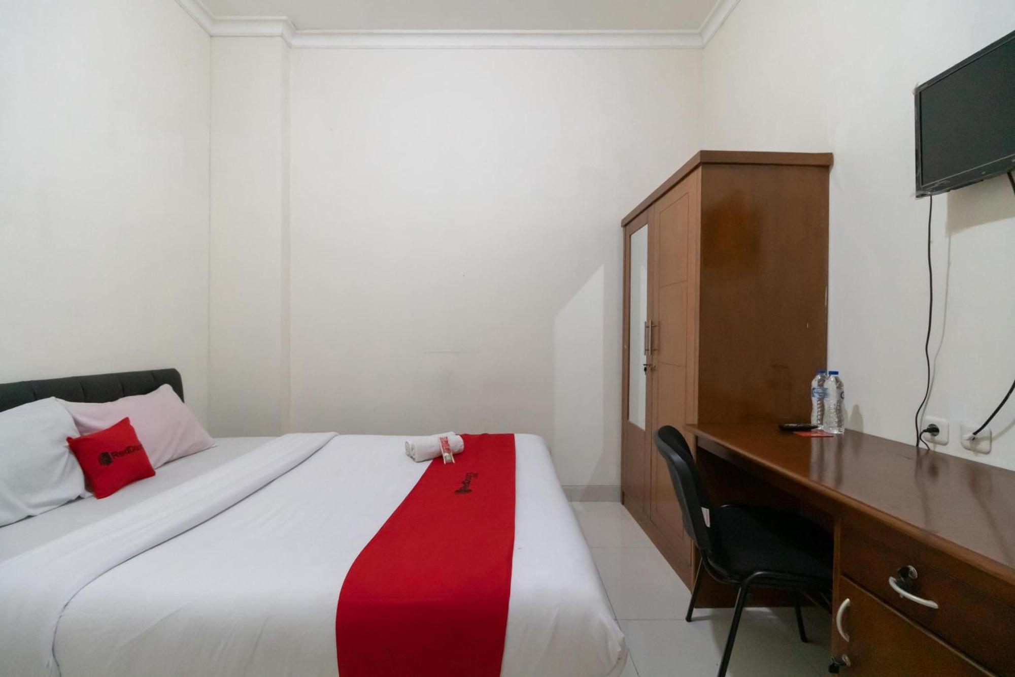 Hotel Reddoorz Near Universitas Esa Unggul Bekasi Harapan Indah Zewnętrze zdjęcie