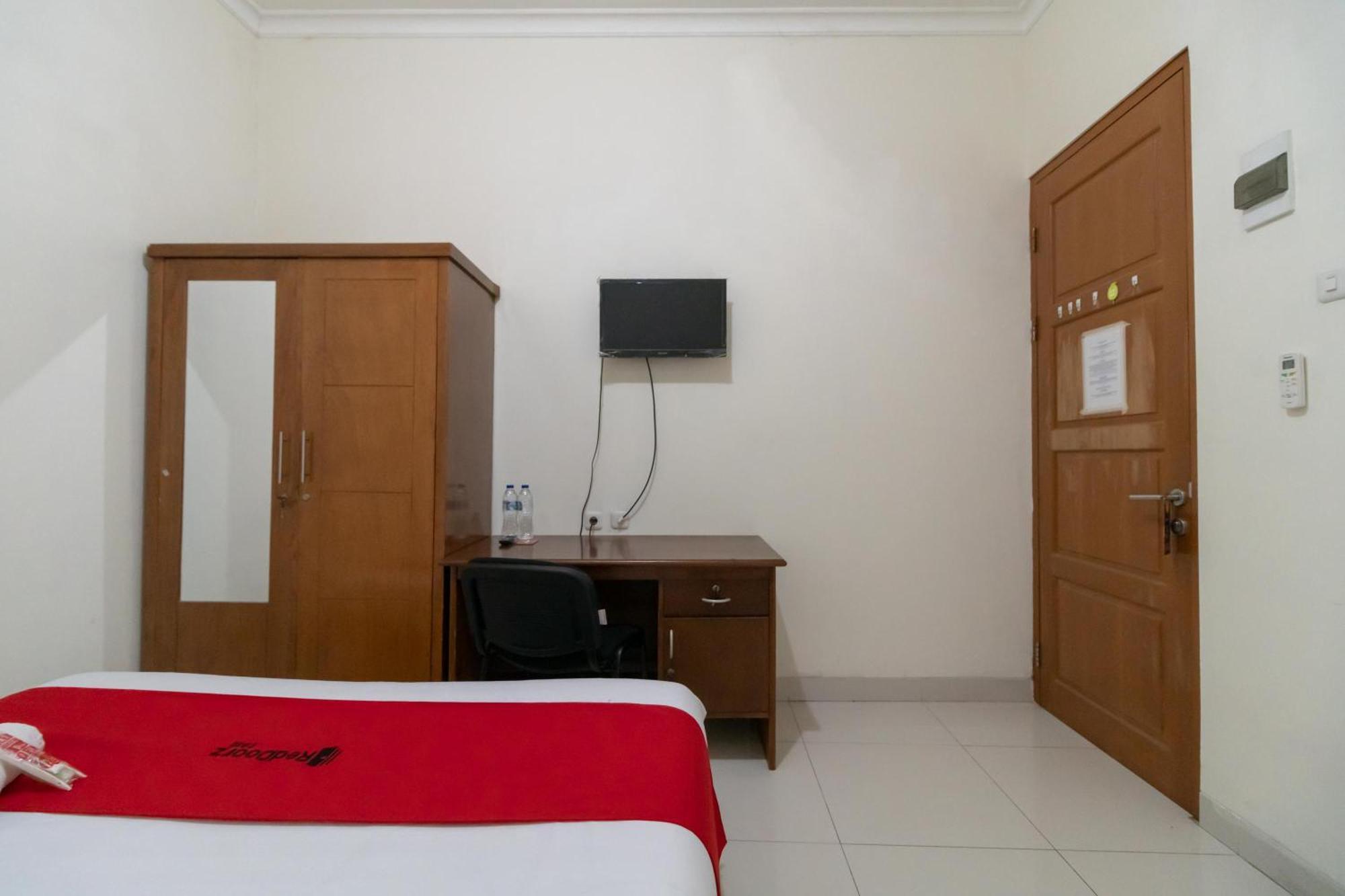 Hotel Reddoorz Near Universitas Esa Unggul Bekasi Harapan Indah Zewnętrze zdjęcie